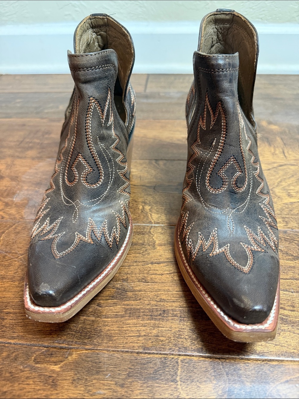 Ariat Women's Dixon Weathered Western Booties, size 8 - Picture 2 of 8